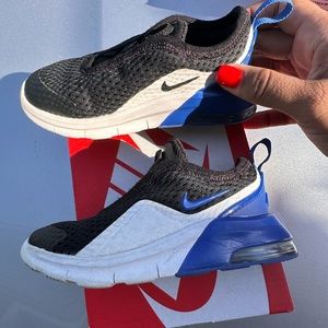 Blue black and white Size 7 nike air max motion 2